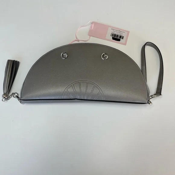 Lux & Nyx
NWT Fan Bag 5-Way Wear Crossbody Wallet. Large. Silver. - Picture 3 of 5
